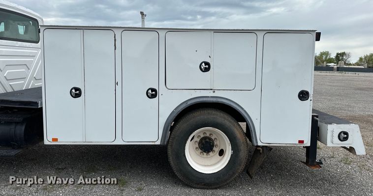 image for item OM9463 2002 International  4400 utility / service truck