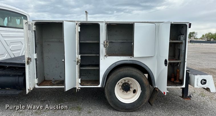 image for item OM9463 2002 International  4400 utility / service truck