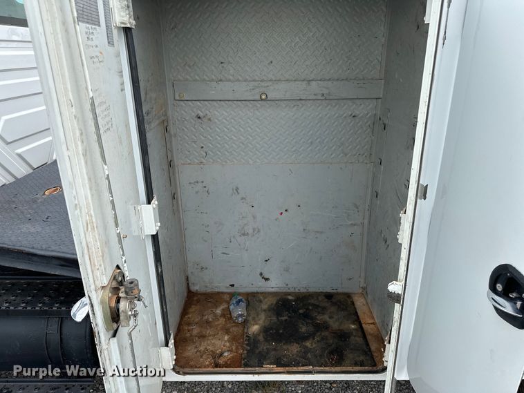 image for item OM9463 2002 International  4400 utility / service truck