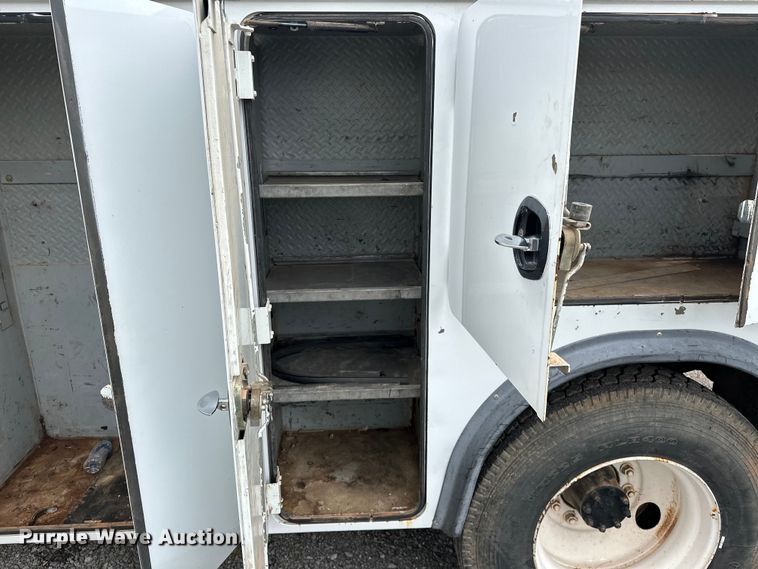 image for item OM9463 2002 International  4400 utility / service truck