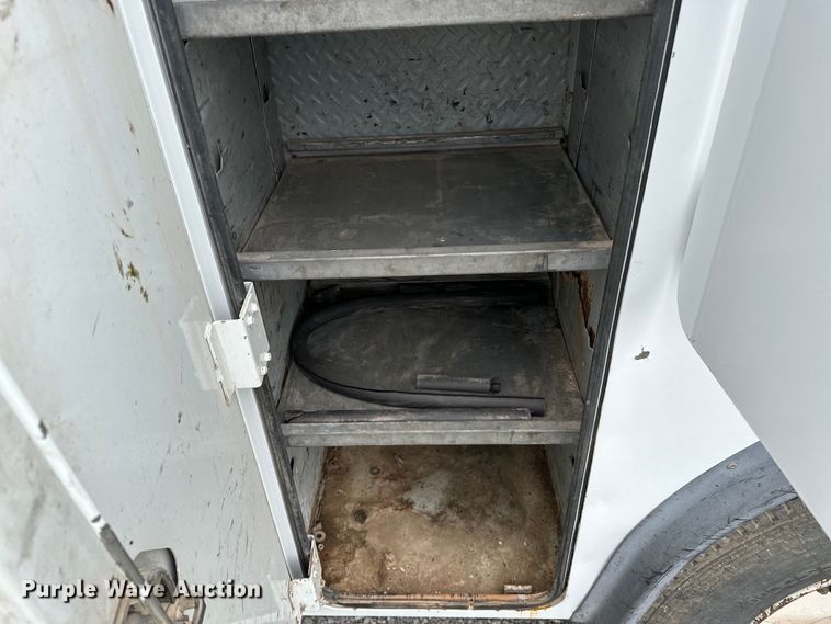 image for item OM9463 2002 International  4400 utility / service truck