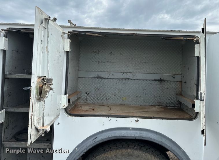 image for item OM9463 2002 International  4400 utility / service truck