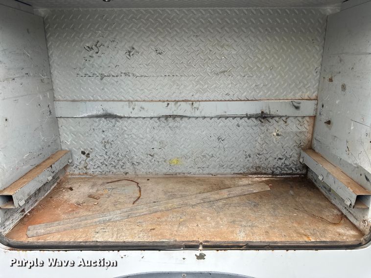 image for item OM9463 2002 International  4400 utility / service truck