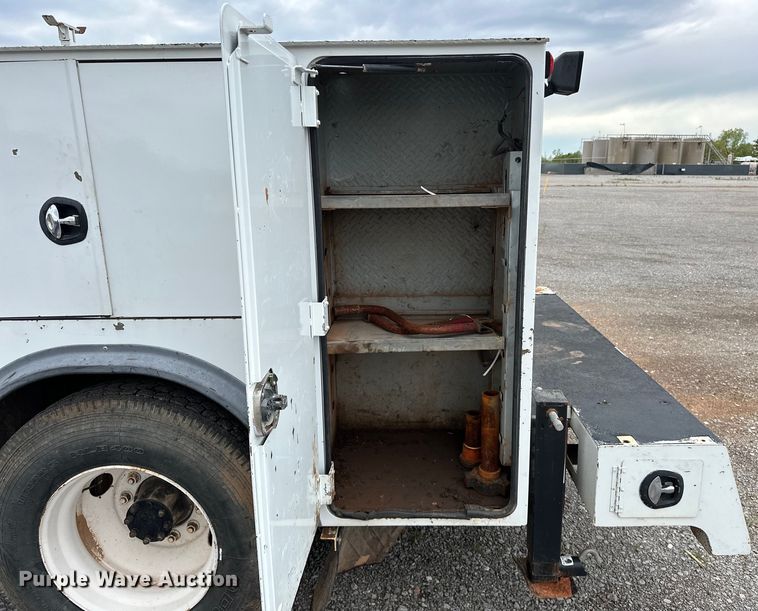 image for item OM9463 2002 International  4400 utility / service truck