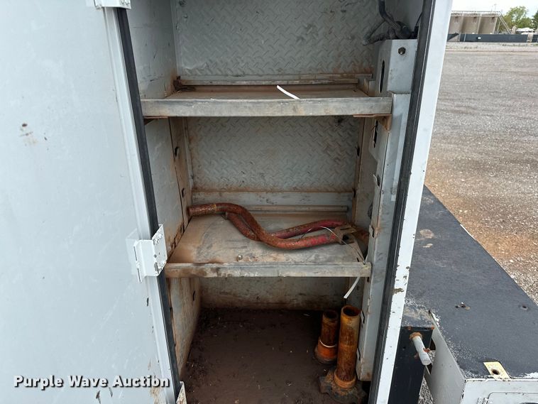 image for item OM9463 2002 International  4400 utility / service truck