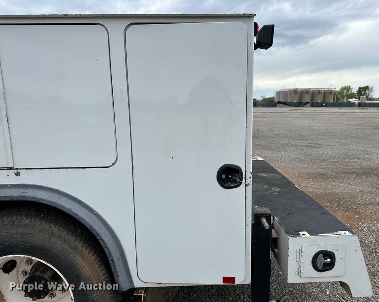 image for item OM9463 2002 International  4400 utility / service truck