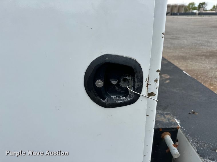 image for item OM9463 2002 International  4400 utility / service truck