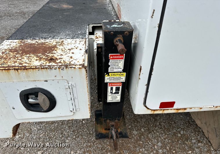 image for item OM9463 2002 International  4400 utility / service truck