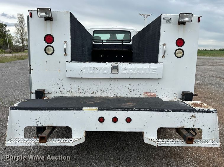 image for item OM9463 2002 International  4400 utility / service truck