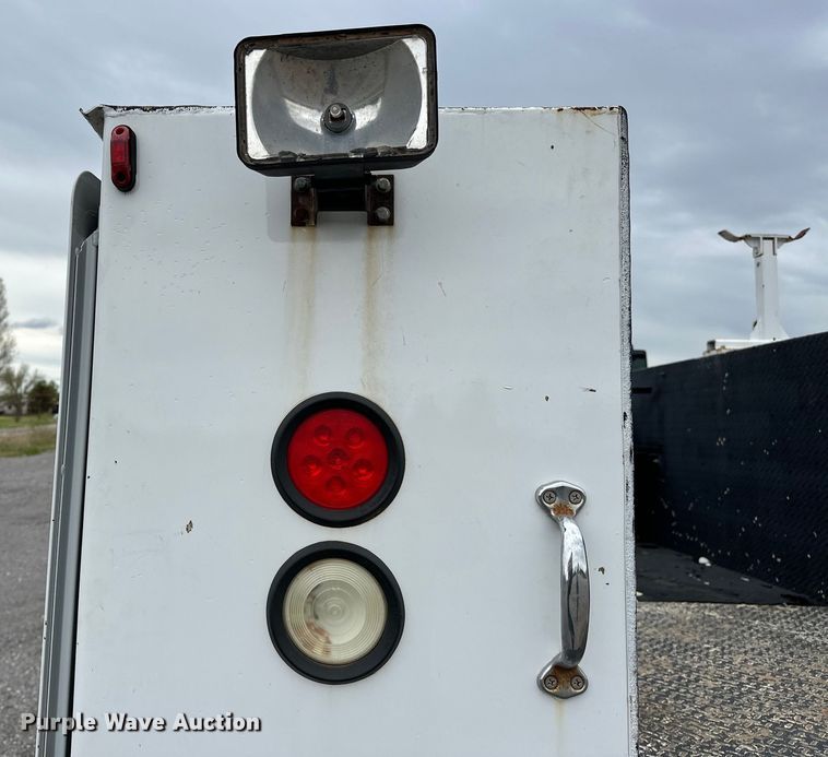 image for item OM9463 2002 International  4400 utility / service truck