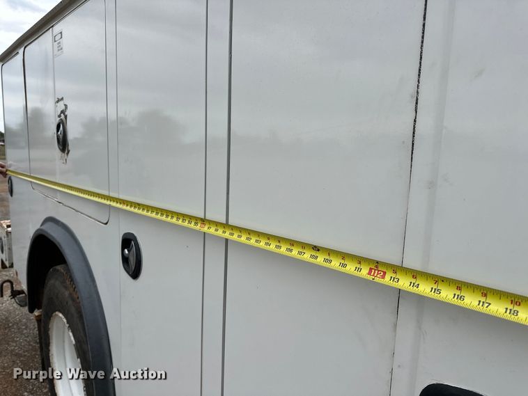 image for item OM9463 2002 International  4400 utility / service truck