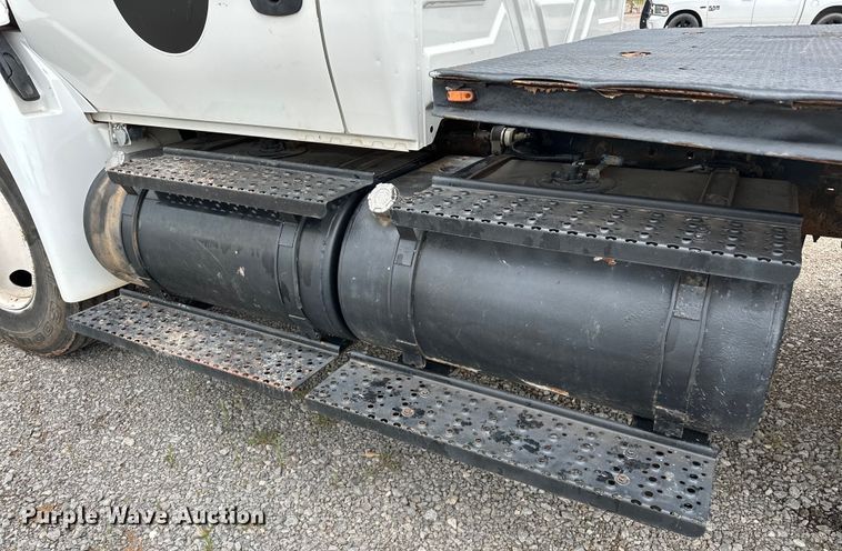 image for item OM9463 2002 International  4400 utility / service truck