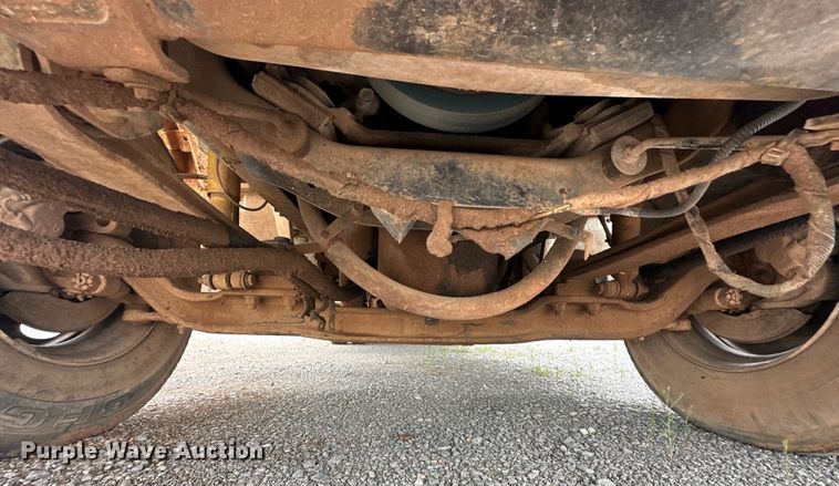 image for item OM9463 2002 International  4400 utility / service truck