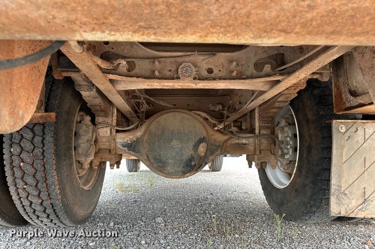 image for item OM9463 2002 International  4400 utility / service truck