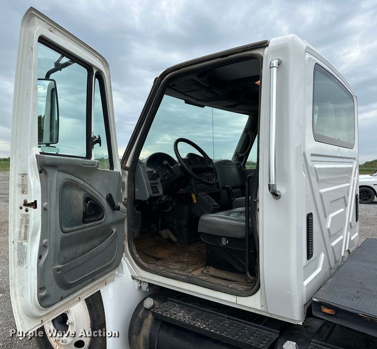 image for item OM9463 2002 International  4400 utility / service truck