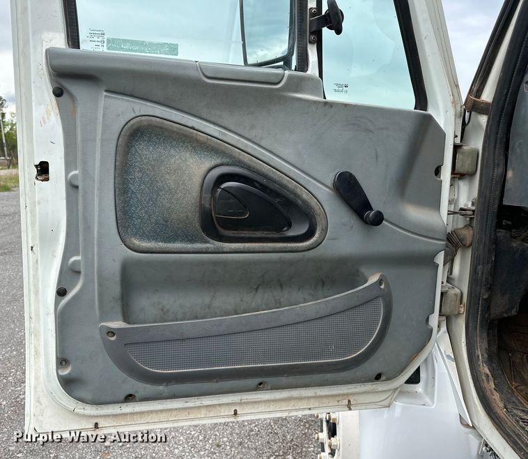 image for item OM9463 2002 International  4400 utility / service truck