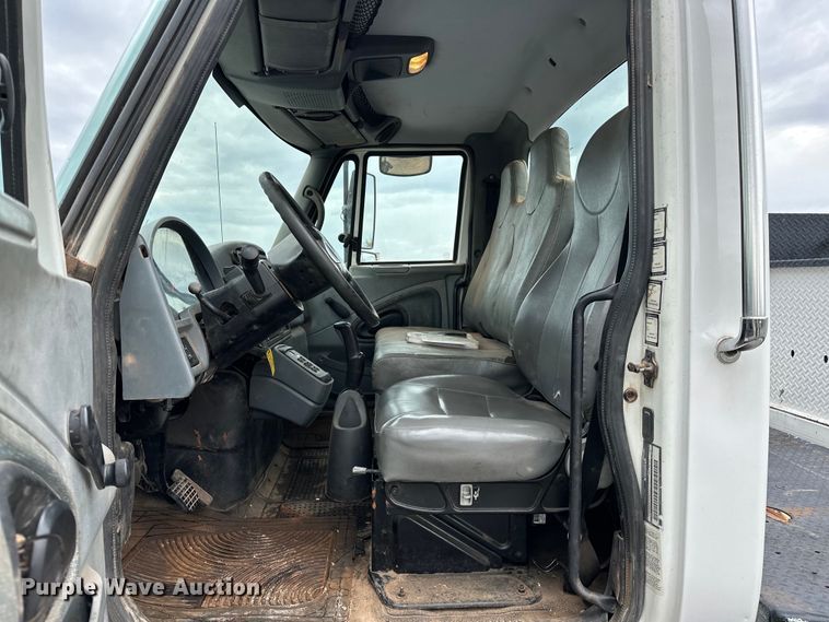 image for item OM9463 2002 International  4400 utility / service truck