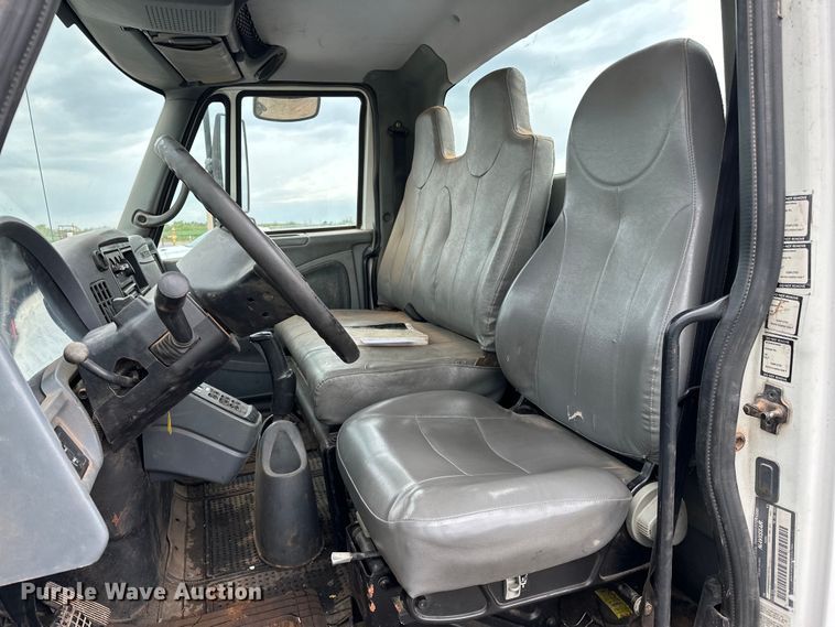 image for item OM9463 2002 International  4400 utility / service truck