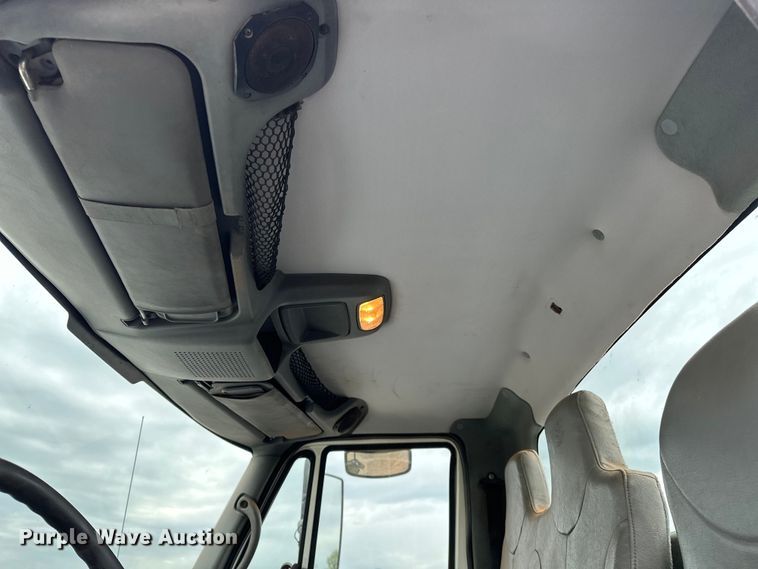 image for item OM9463 2002 International  4400 utility / service truck