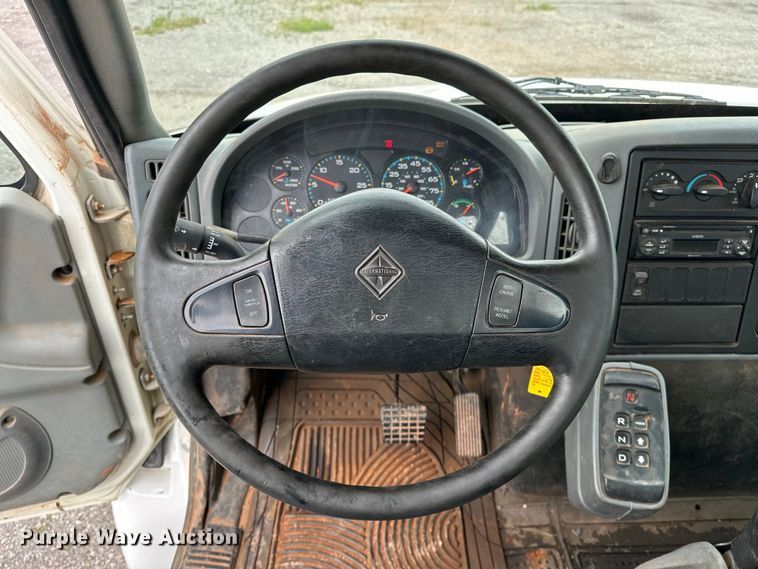 image for item OM9463 2002 International  4400 utility / service truck