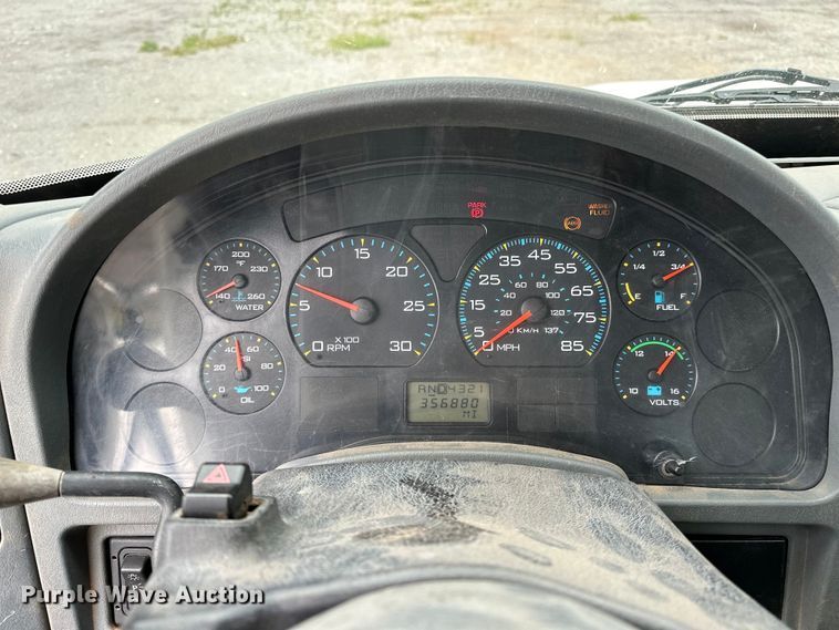 image for item OM9463 2002 International  4400 utility / service truck