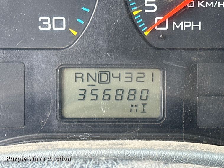 image for item OM9463 2002 International  4400 utility / service truck