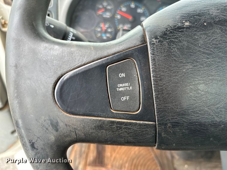 image for item OM9463 2002 International  4400 utility / service truck