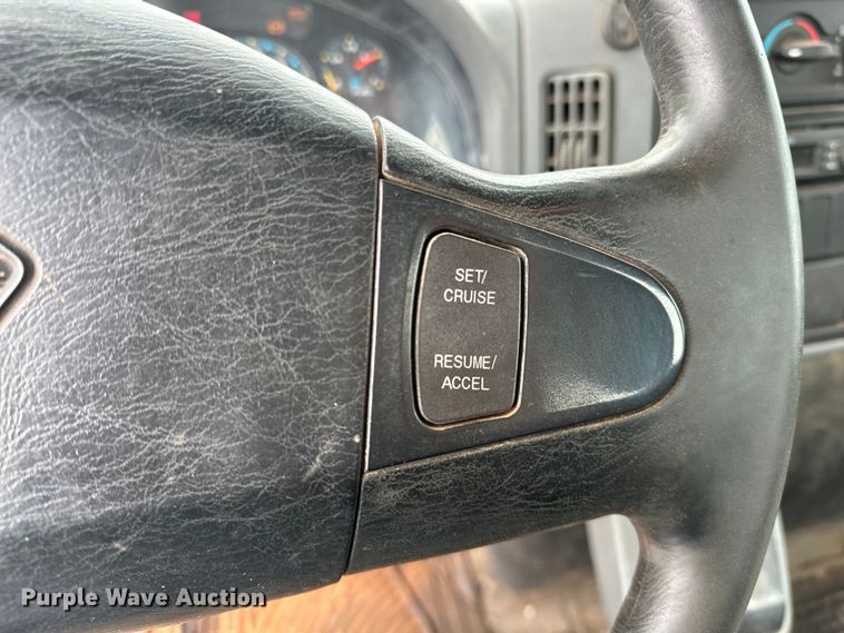 image for item OM9463 2002 International  4400 utility / service truck