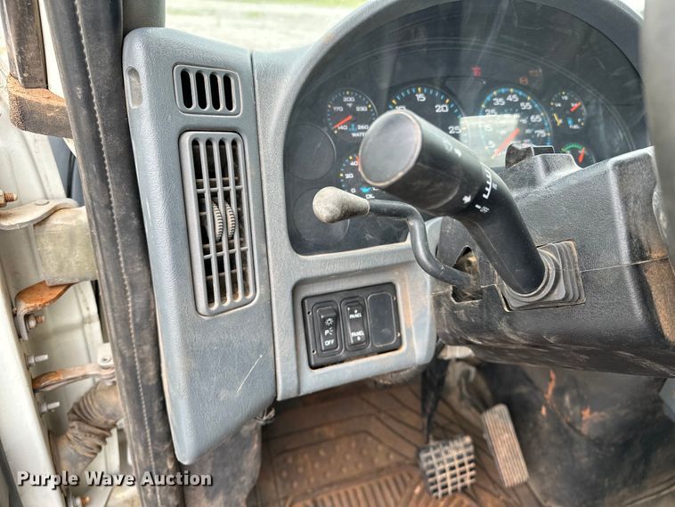 image for item OM9463 2002 International  4400 utility / service truck