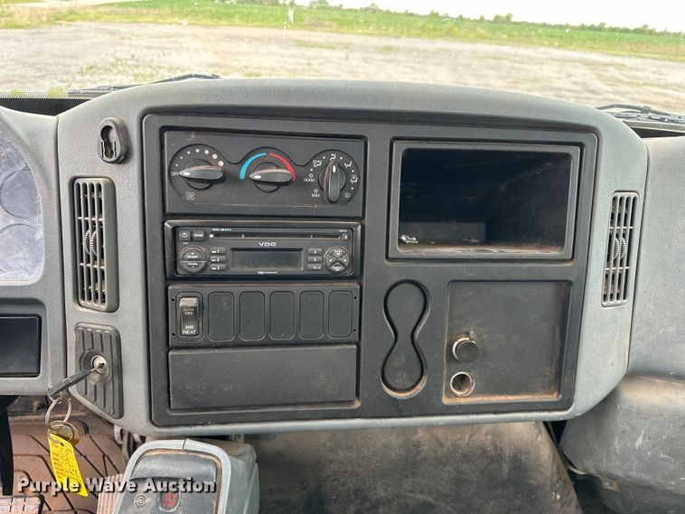 image for item OM9463 2002 International  4400 utility / service truck