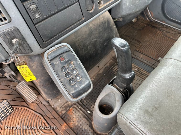 image for item OM9463 2002 International  4400 utility / service truck