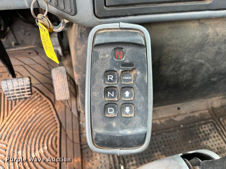 image for item OM9463 2002 International  4400 utility / service truck