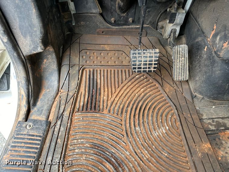 image for item OM9463 2002 International  4400 utility / service truck