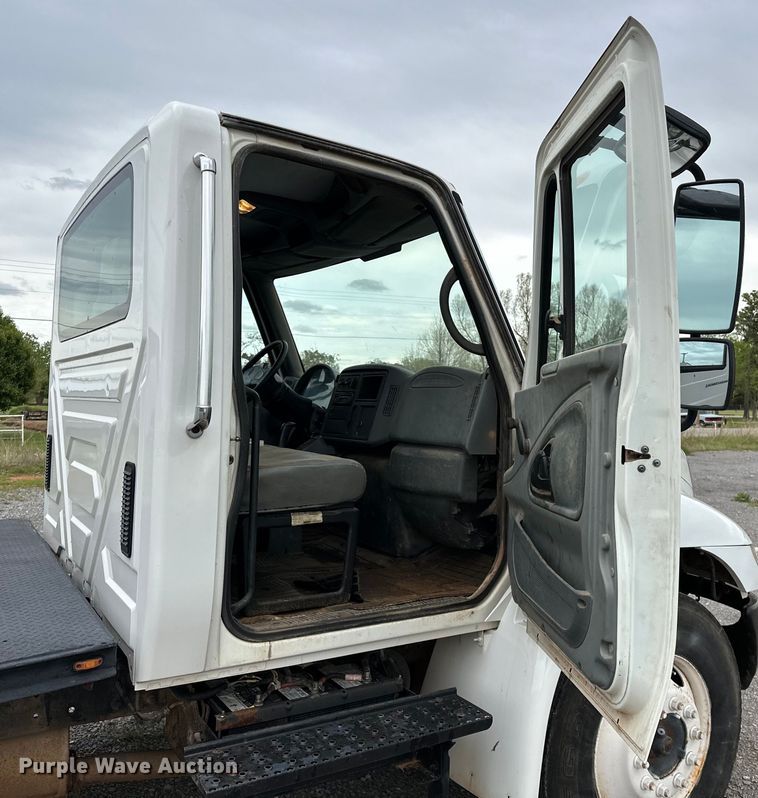 image for item OM9463 2002 International  4400 utility / service truck