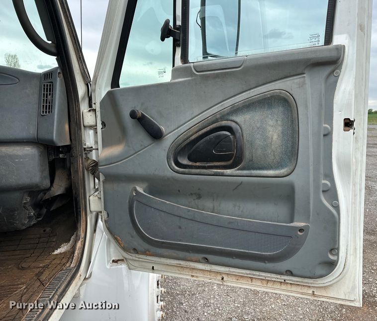 image for item OM9463 2002 International  4400 utility / service truck