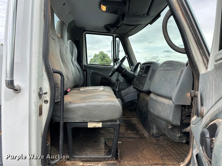 image for item OM9463 2002 International  4400 utility / service truck