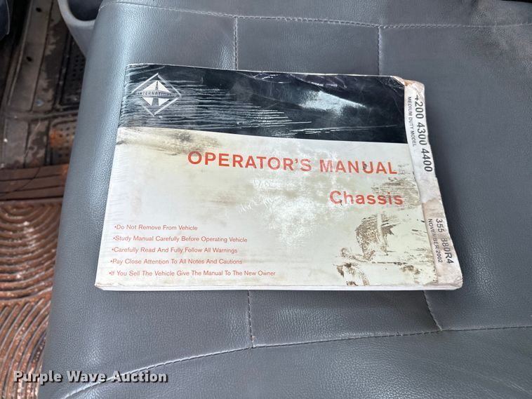 image for item OM9463 2002 International  4400 utility / service truck