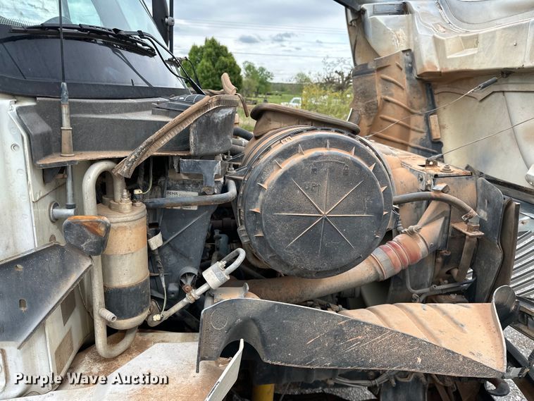 image for item OM9463 2002 International  4400 utility / service truck