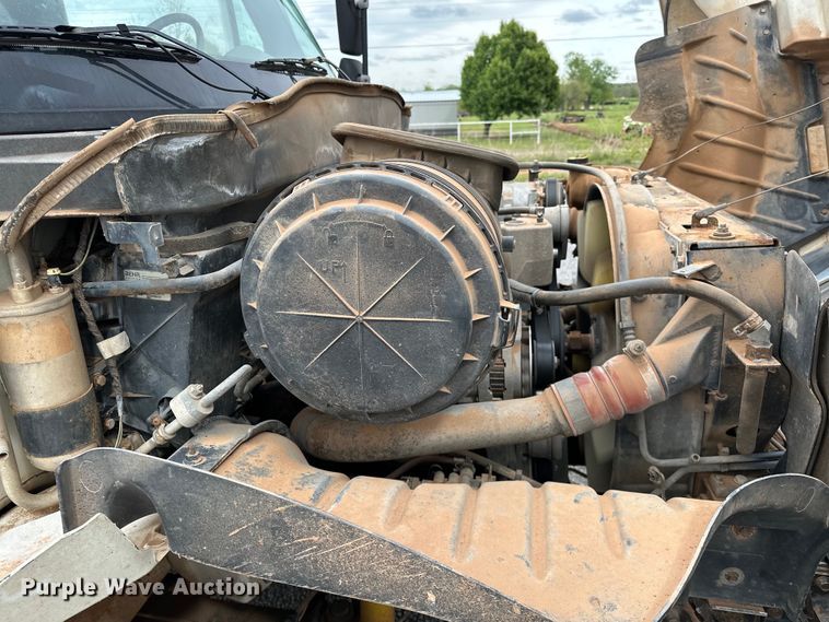 image for item OM9463 2002 International  4400 utility / service truck