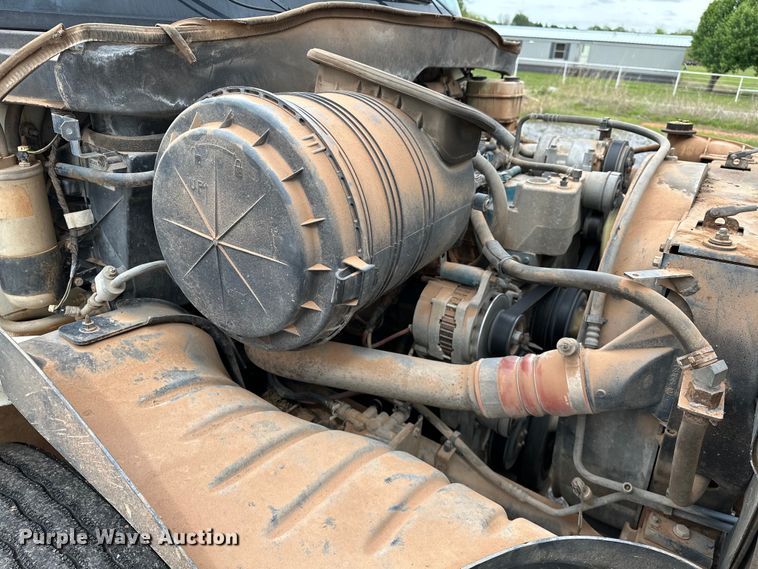 image for item OM9463 2002 International  4400 utility / service truck