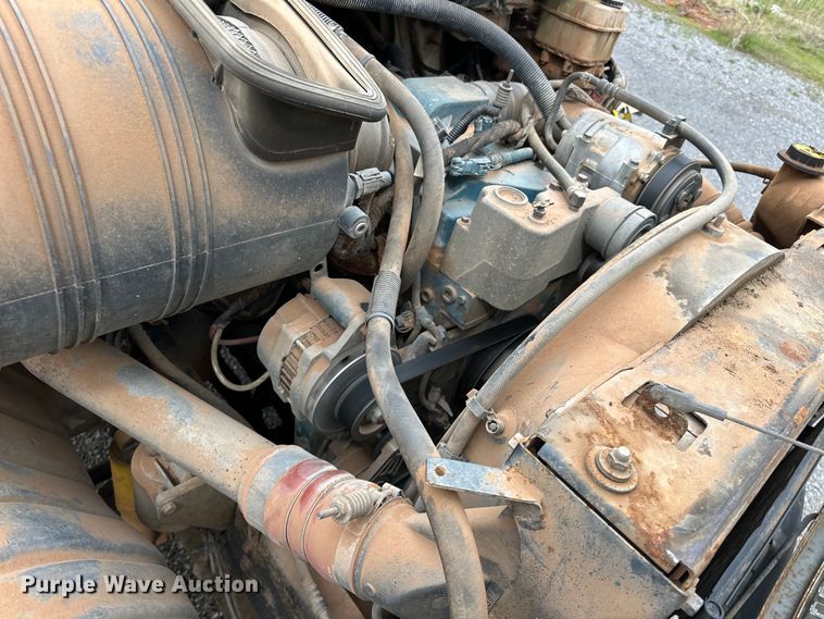 image for item OM9463 2002 International  4400 utility / service truck