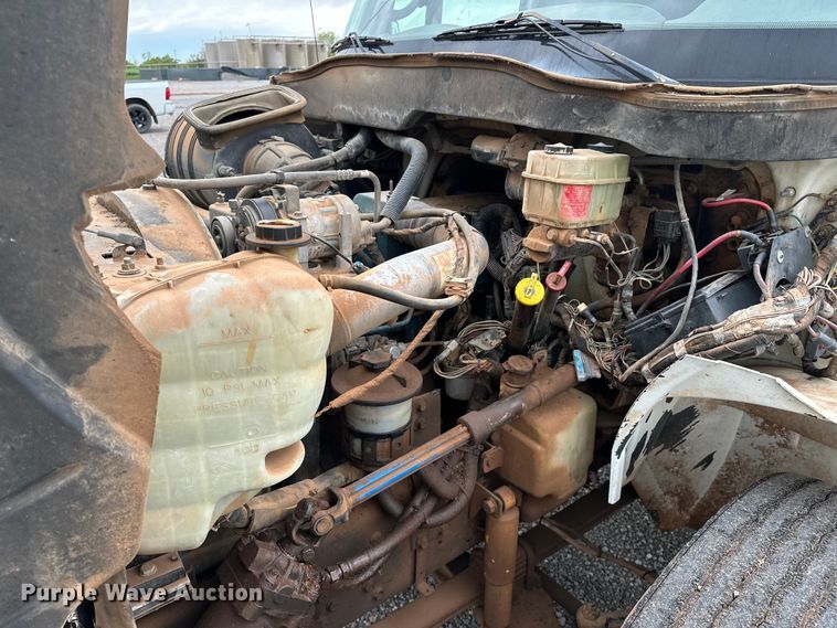 image for item OM9463 2002 International  4400 utility / service truck