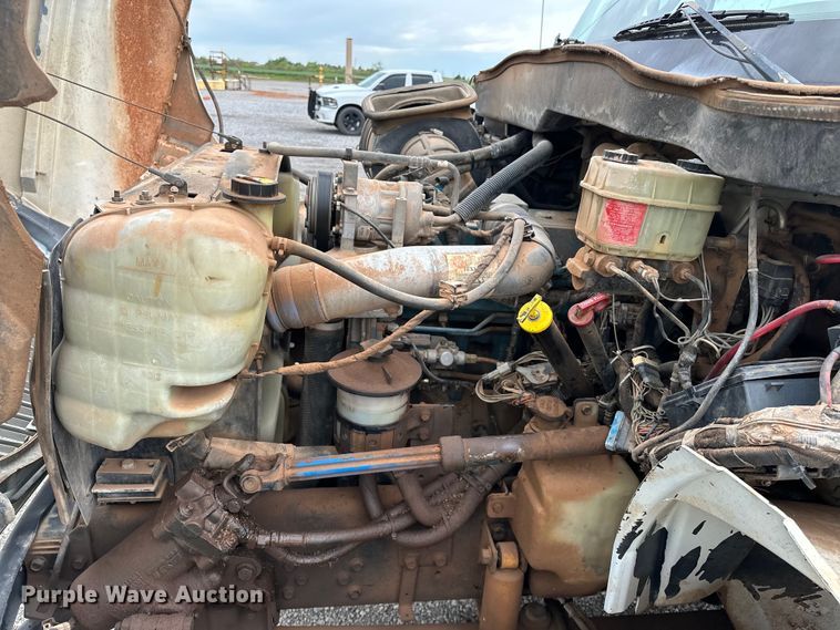 image for item OM9463 2002 International  4400 utility / service truck