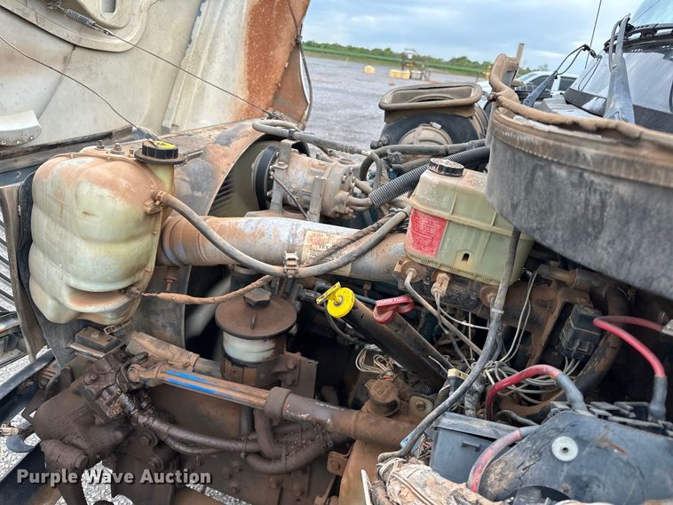 image for item OM9463 2002 International  4400 utility / service truck