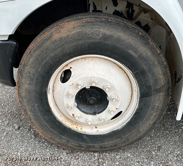 image for item OM9463 2002 International  4400 utility / service truck