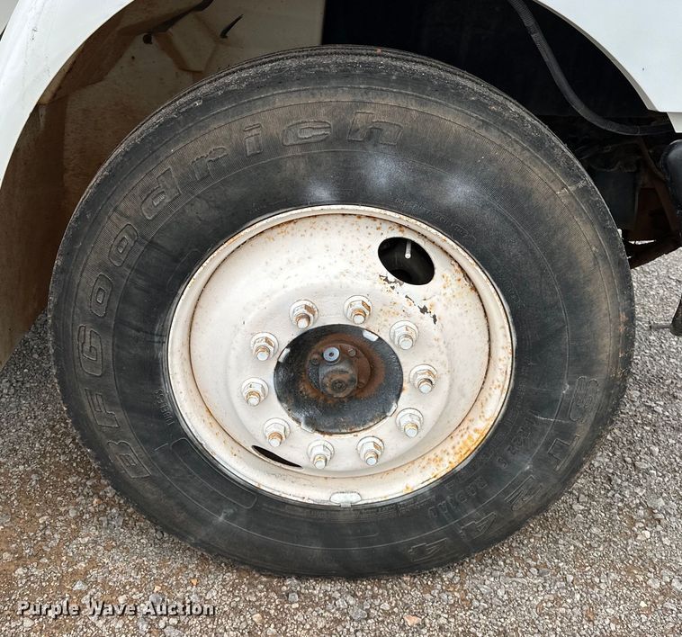 image for item OM9463 2002 International  4400 utility / service truck