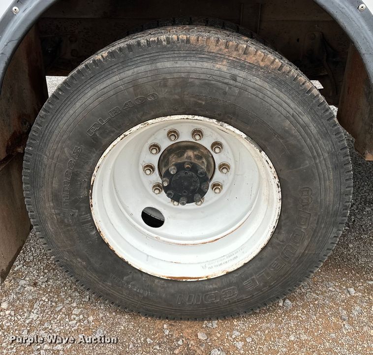 image for item OM9463 2002 International  4400 utility / service truck