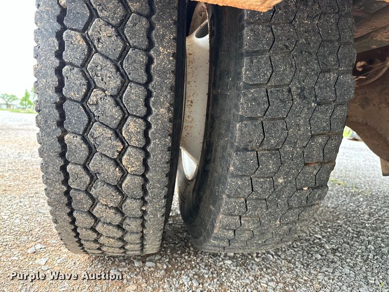 image for item OM9463 2002 International  4400 utility / service truck