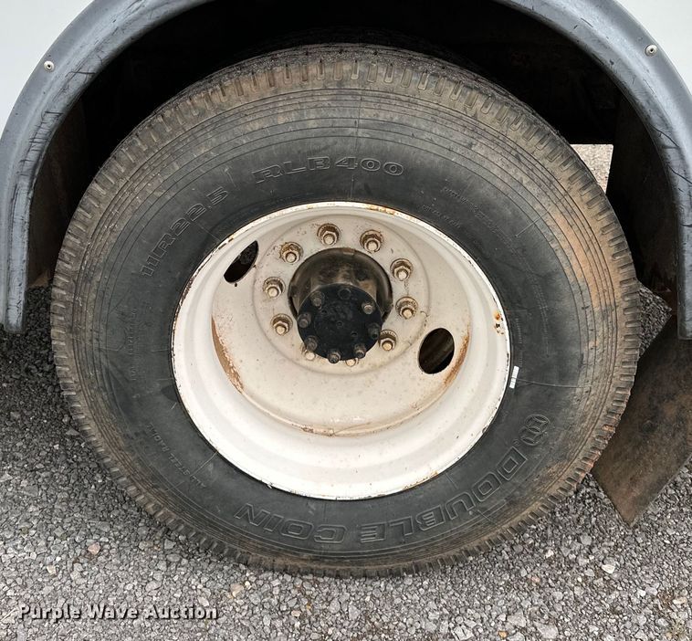 image for item OM9463 2002 International  4400 utility / service truck