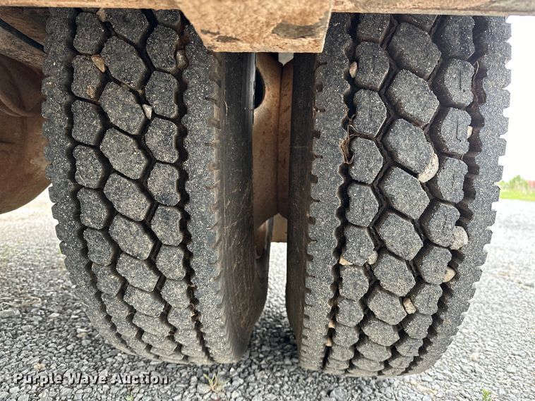 image for item OM9463 2002 International  4400 utility / service truck